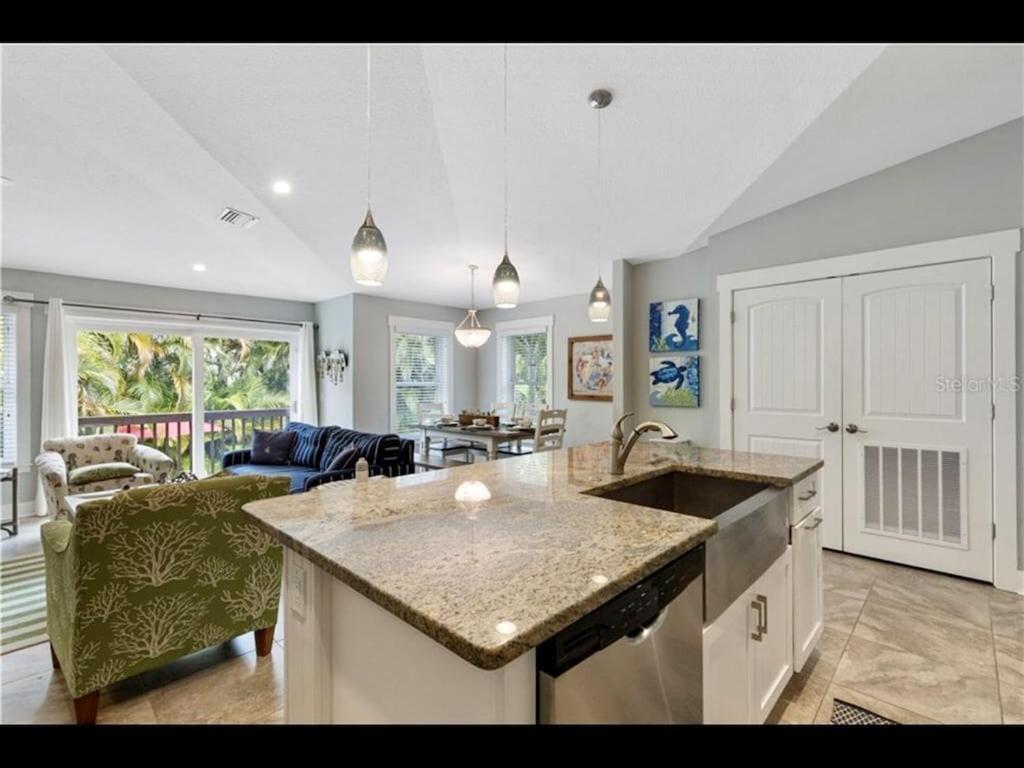 Ami/Holmes Beach - 3/2 Home - Private Heated Pool And Yard - Walk To Beach Exterior photo